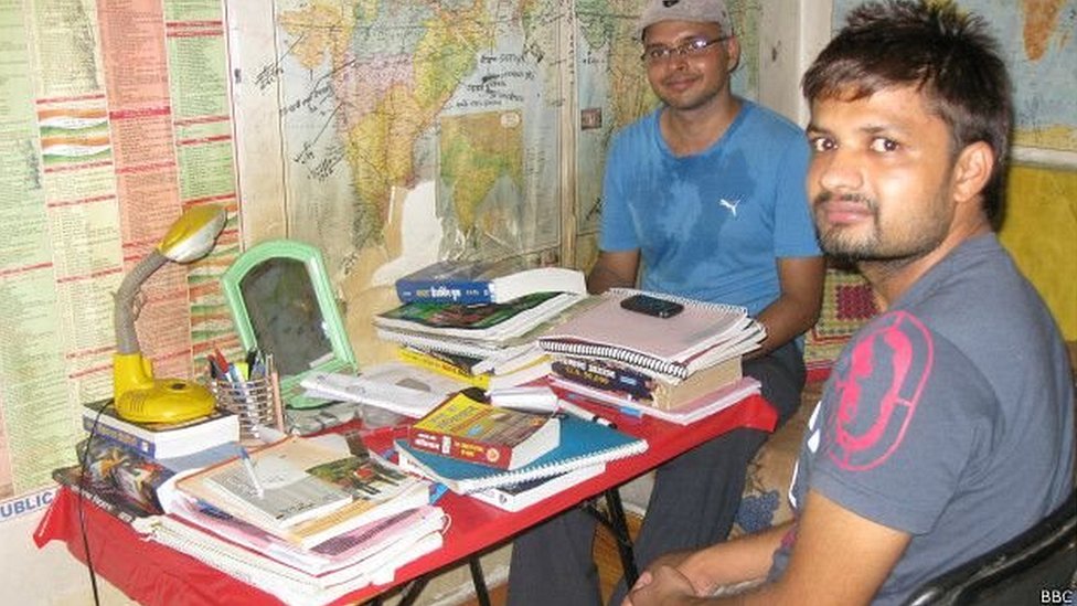 సివిల్స్‌కు ప్రిపేరవుతున్న అభ్యర్థులు