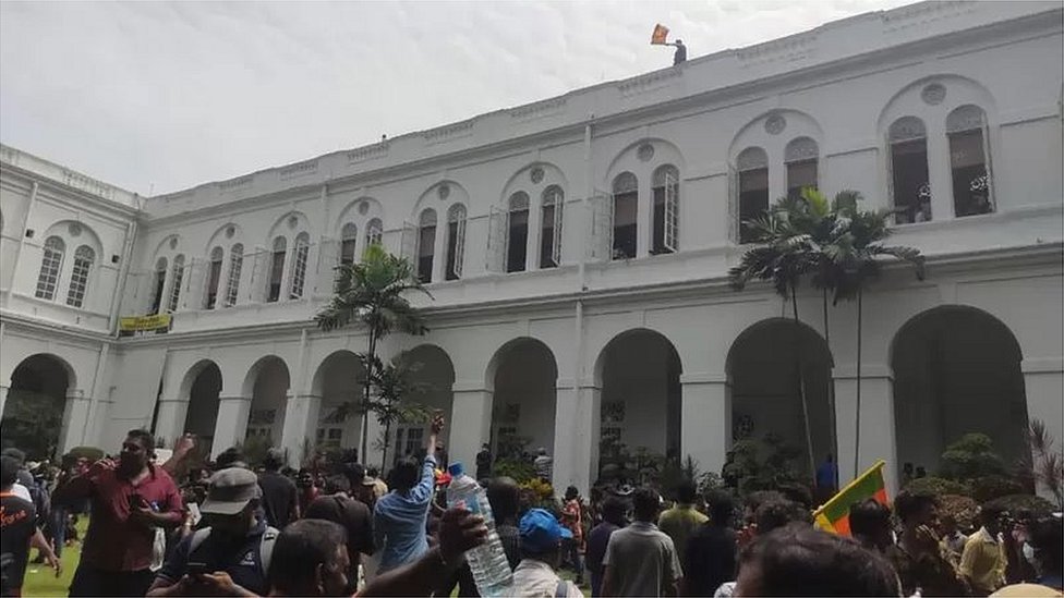 శ్రీలంక అధ్యక్షుడి ఇంట్లోకి ఆందోళనకారులు.. శ్రీలంక అధ్యక్షుడి ఇంట్లోకి ఆందోళనకారులు..