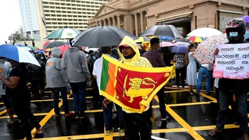 నిరసనలతో వీధుల్లోకి వచ్చిన ప్రజలు