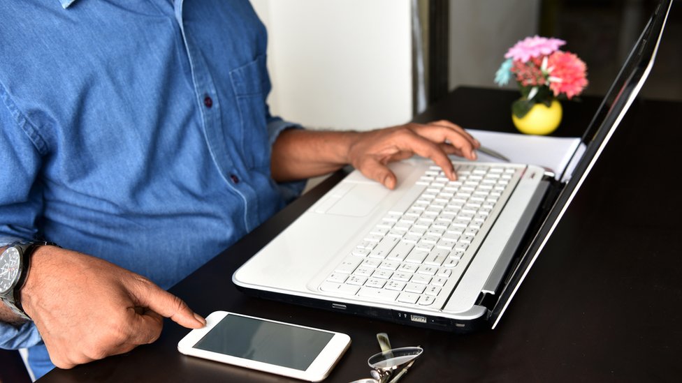 ల్యాప్ టాప్‌లో ఇన్‌కం ట్యాక్స్ రిటర్న్స్ ఫైల్ చేస్తున్న వ్యక్తి