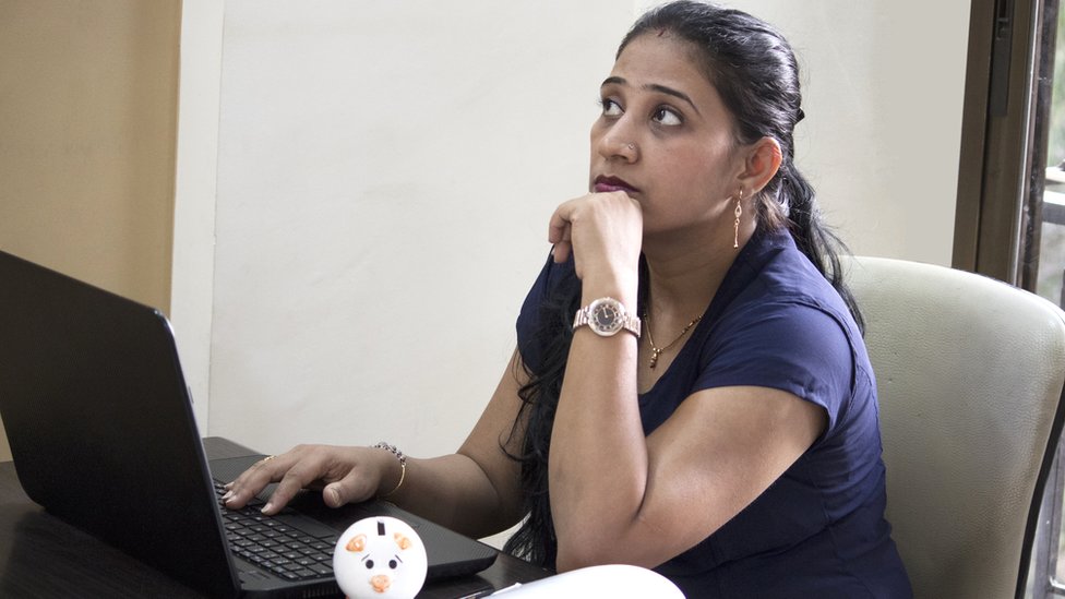 కంప్యూటర్ ముందు ఆలోచిస్తున్న అమ్మాయి