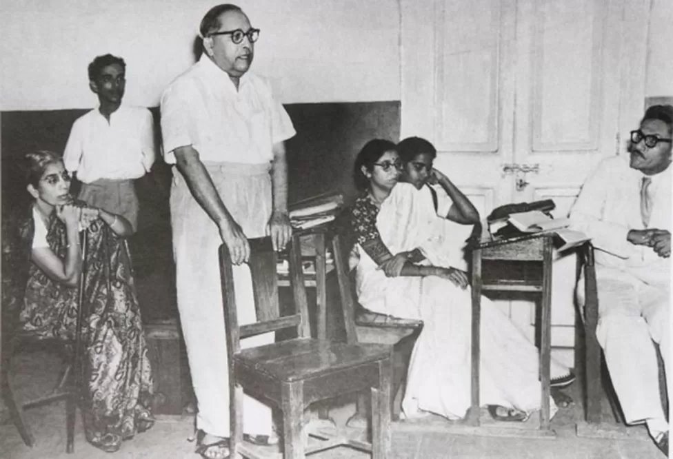 మను స్మృతిని డాక్టర్ బి.ఆర్.అంబేడ్కర్ బహిరంగంగా తగులబెట్టారు