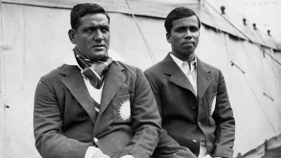 అమీర్ ఇలాహీ (ఎడమ వైపు వ్యక్తి)