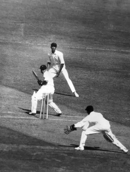 1952 అక్టోబర్ 20 నాటి చిత్రం. దిల్లీలోని మైదానంలో జరిగిన మ్యాచ్‌లో పాక్ ఫాస్ట్ బౌలర్ మొహమ్మద్ ఖాన్ వేసిన బంతిని ఆడిన పంకజ్ రాయ్