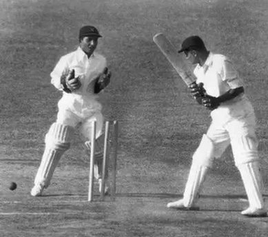 1952లో పాకిస్తాన్ టెస్టు మ్యాచ్ సందర్భంగా బ్యాటింగ్ చేస్తోన్న విజయ్ హజారే