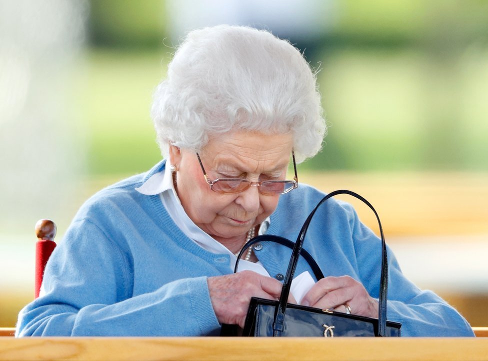 డ్యూక్ ఆఫ్ ఎడిన్‌బర్గ్ పదవీ విరమణ తరువాత కూడా ఎలిజబెత్ 2 రాణిగా తన ప్రజా విధులను కొనసాగించారు. 2018లో రాయల్ విండ్సర్ హార్స్ షోలో తన గుర్రం స్పార్క్లర్ పోటీ పడడాన్ని వీక్షించిన రాణి.