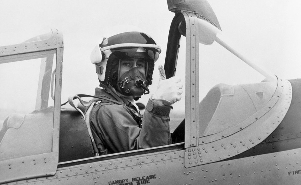 1969, మే 20న కేంబ్రిడ్జ్ షైర్ లోని ఆర్ ఏ ఎఫ్ నుంచి ఎగిరే ముందు చిప్ ముంక్ ఎయిర్ క్రాఫ్ట్ కాక్ పిట్ లో ఉన్న కింగ్ చార్లెస్ 3 .