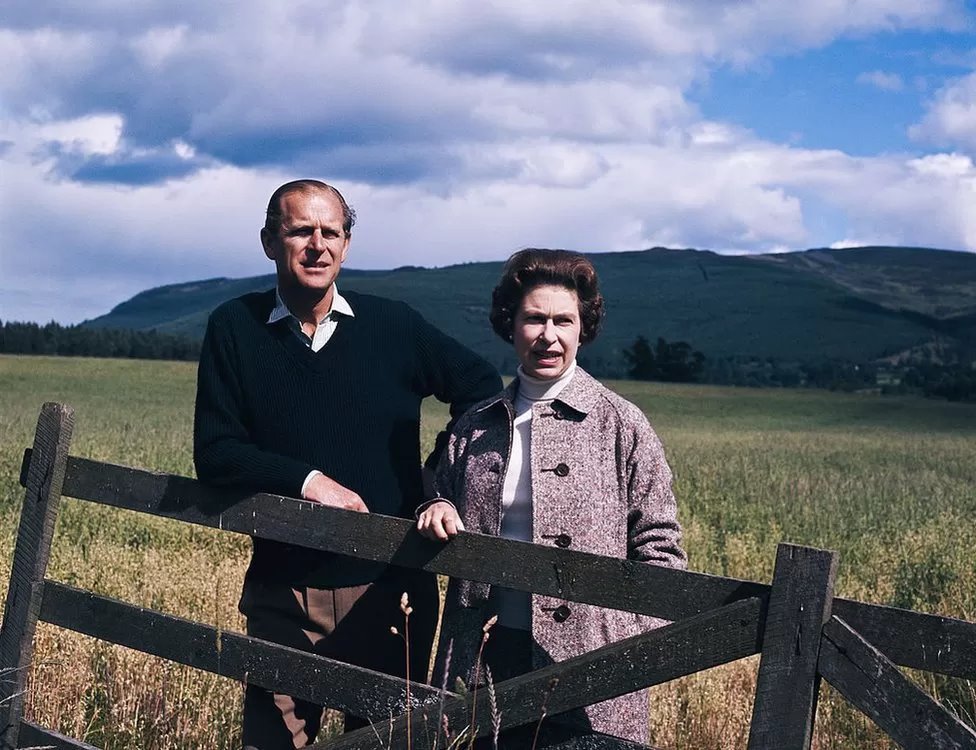 రాణి, ఆమె భర్త ప్రిన్స్ ఫిలిప్ 1972లో బల్మోరలో వారి వివాహక వార్షికోత్సవాన్ని జరుపుకున్నారు రాణి, ఆమె భర్త ప్రిన్స్ ఫిలిప్ 1972లో బల్మోరలో వారి వివాహక వార్షికోత్సవాన్ని జరుపుకున్నారు