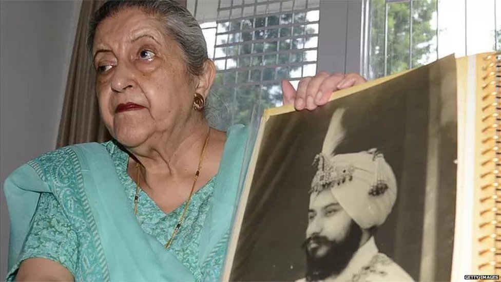 2013లో చండీగఢ్‌లోని ఇంట్లో తన తండ్రి, మహారాజా హరీందర్ సింగ్ బ్రార్ చిత్రపటంతో అమృత్ కౌర్