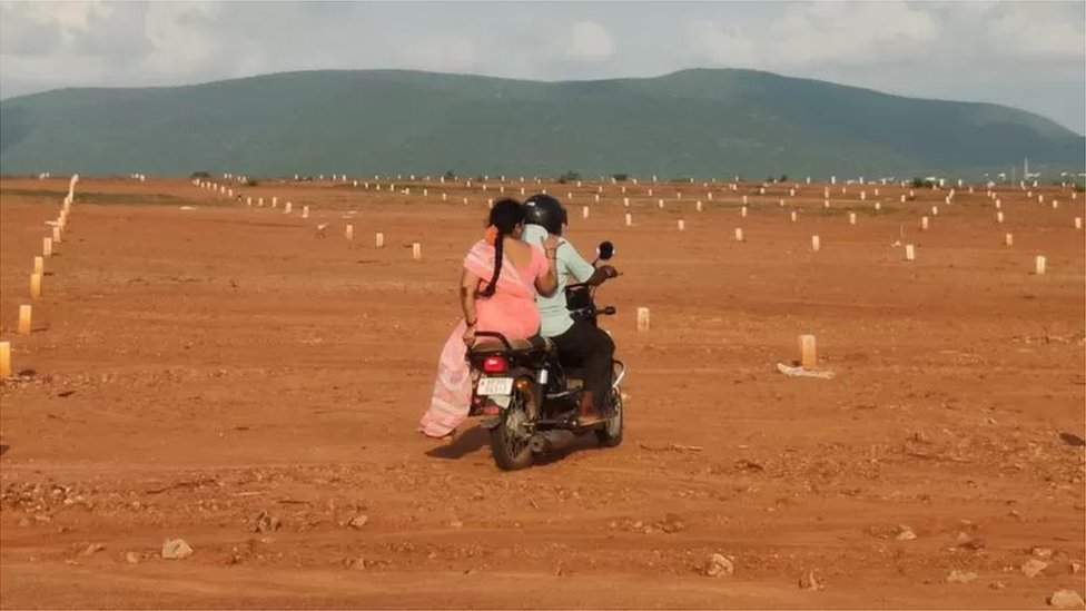 పేదలకు కేటాయించిన ఇళ్ల స్థలాలు
