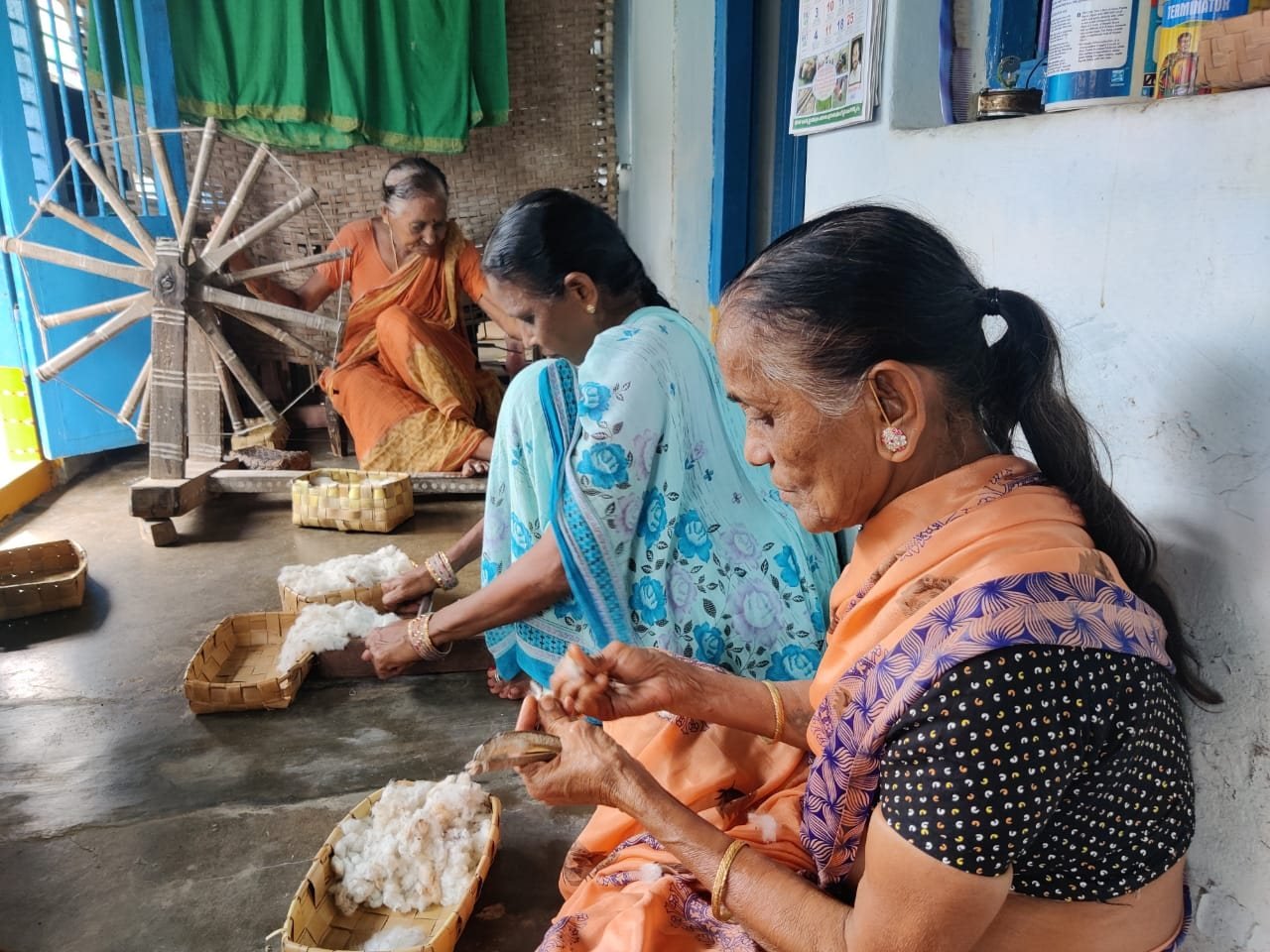 పొందూరులో నేతపనిలో మహిళలు