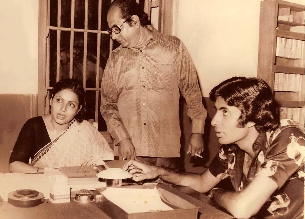 రాఖీతో కలిసి ఉన్న ఈ ఫోటో 1979 లో నిర్మించిన జుర్మానా సినిమా లోనిది. రాఖీతో కలిసి ఉన్న ఈ ఫోటో 1979 లో నిర్మించిన జుర్మానా సినిమా లోనిది.