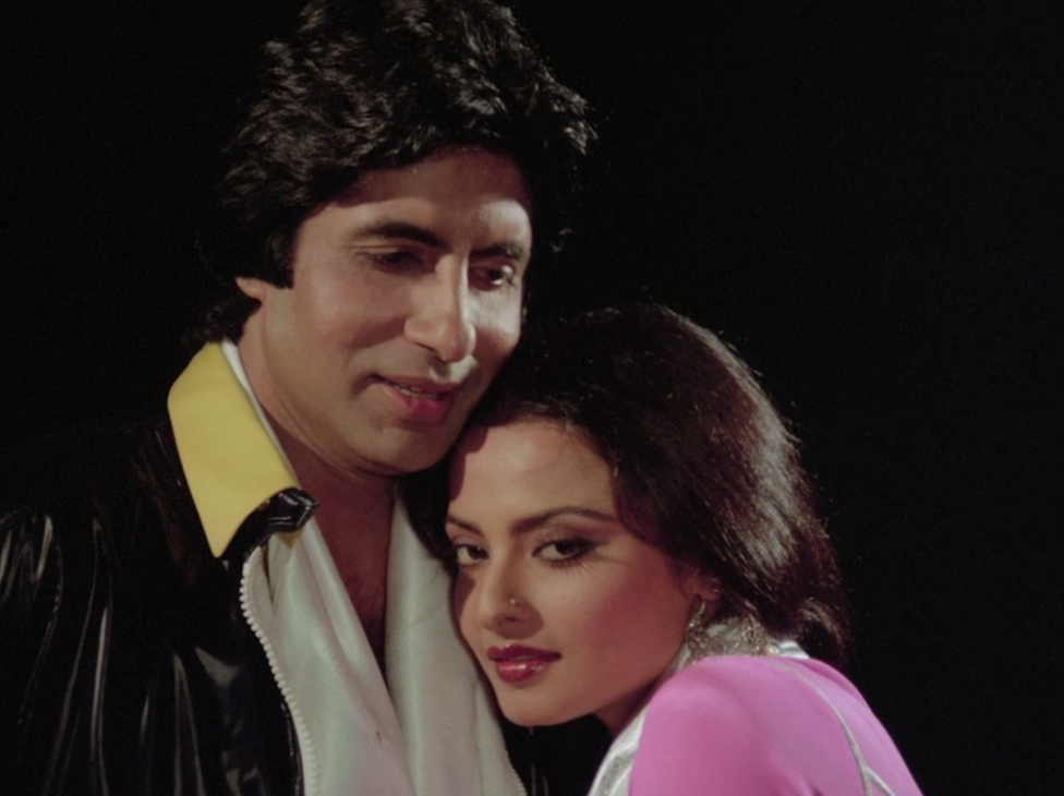 సిల్‌సిలా సినిమాలో ఒక దృశ్యంలో అమితాబ్, రేఖ