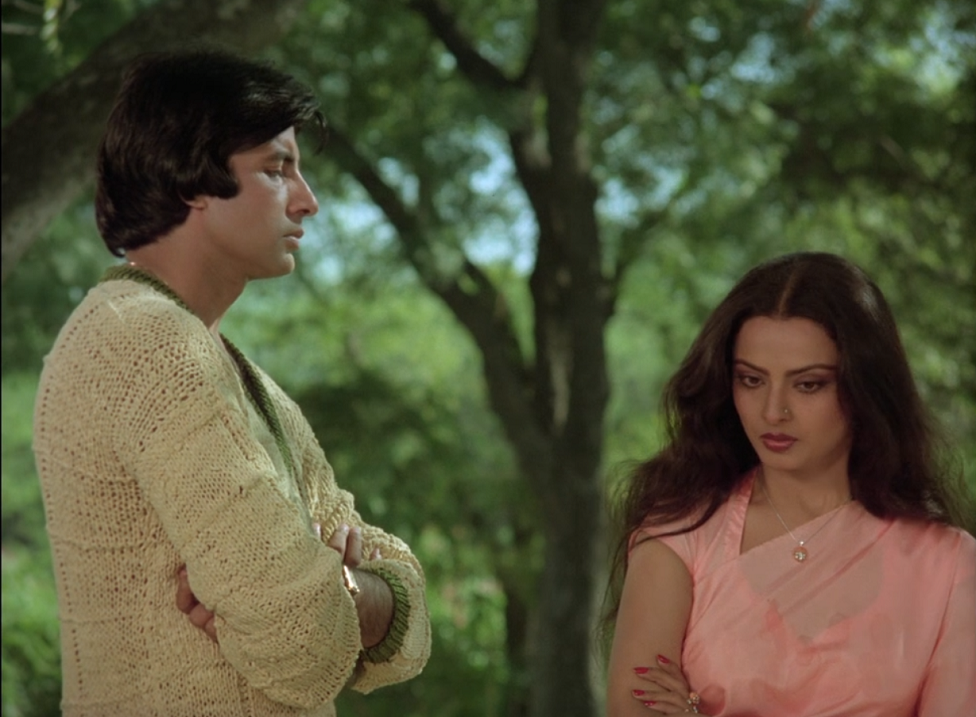 సిల్‌సిలా సినిమాలో ఒక దృశ్యంలో అమితాబ్, రేఖ