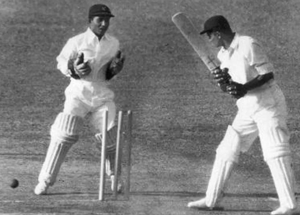 1952 దిల్లీలో భారత్, పాక్ జట్ల మధ్య జరిగిన తొలి టెస్టు మ్యాచ్‌లో పాక్ బౌలర్ అమీర్ ఇలాహీ వేసిన బంతికి అవుటైన భారత క్రికెటర్ విజయ్ హజారే