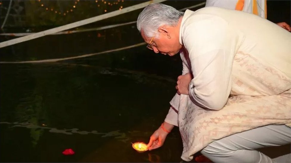 నదిలో దీపం వదులుతున్న ప్రవింద్ జగన్నాథ్ నదిలో దీపం వదులుతున్న ప్రవింద్ జగన్నాథ్