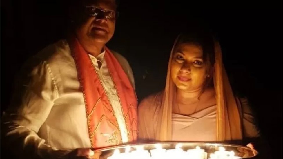 భార్యతో చంద్రికా ప్రసాద్ సంతోఖీ భార్యతో చంద్రికా ప్రసాద్ సంతోఖీ