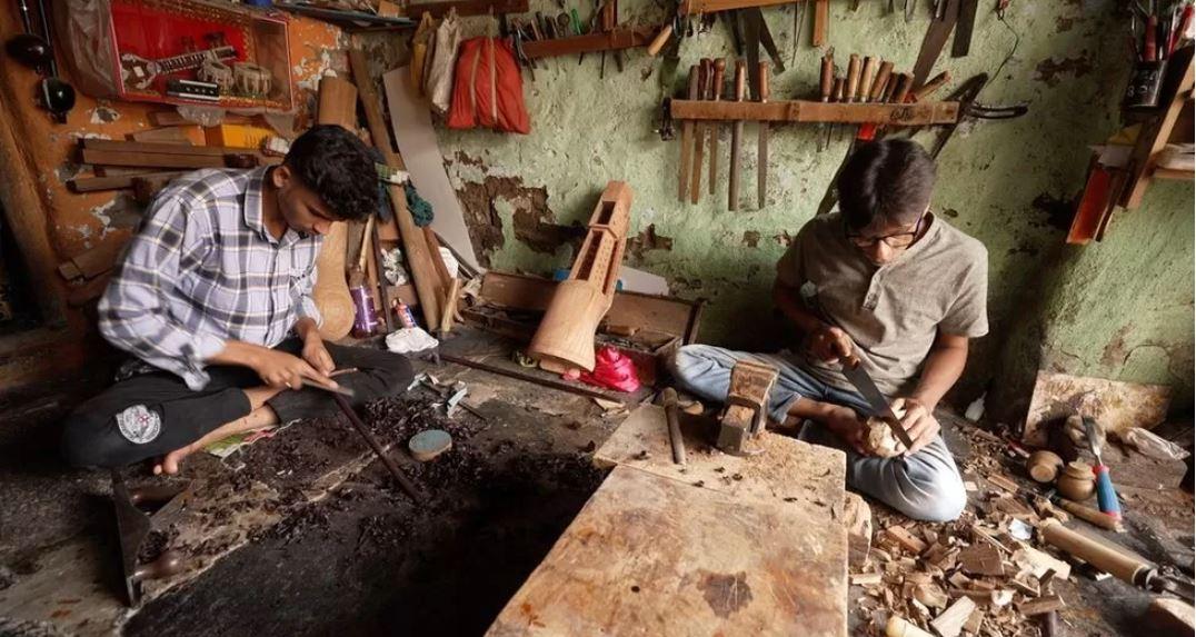 మిరాజ్ నగరం తీగ వాయిద్యాలకు ప్రసిద్ధి మిరాజ్ నగరం తీగ వాయిద్యాలకు ప్రసిద్ధి