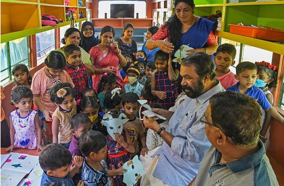 పిల్లలతో కేరళ మంత్రి శివన్‌కుట్టి