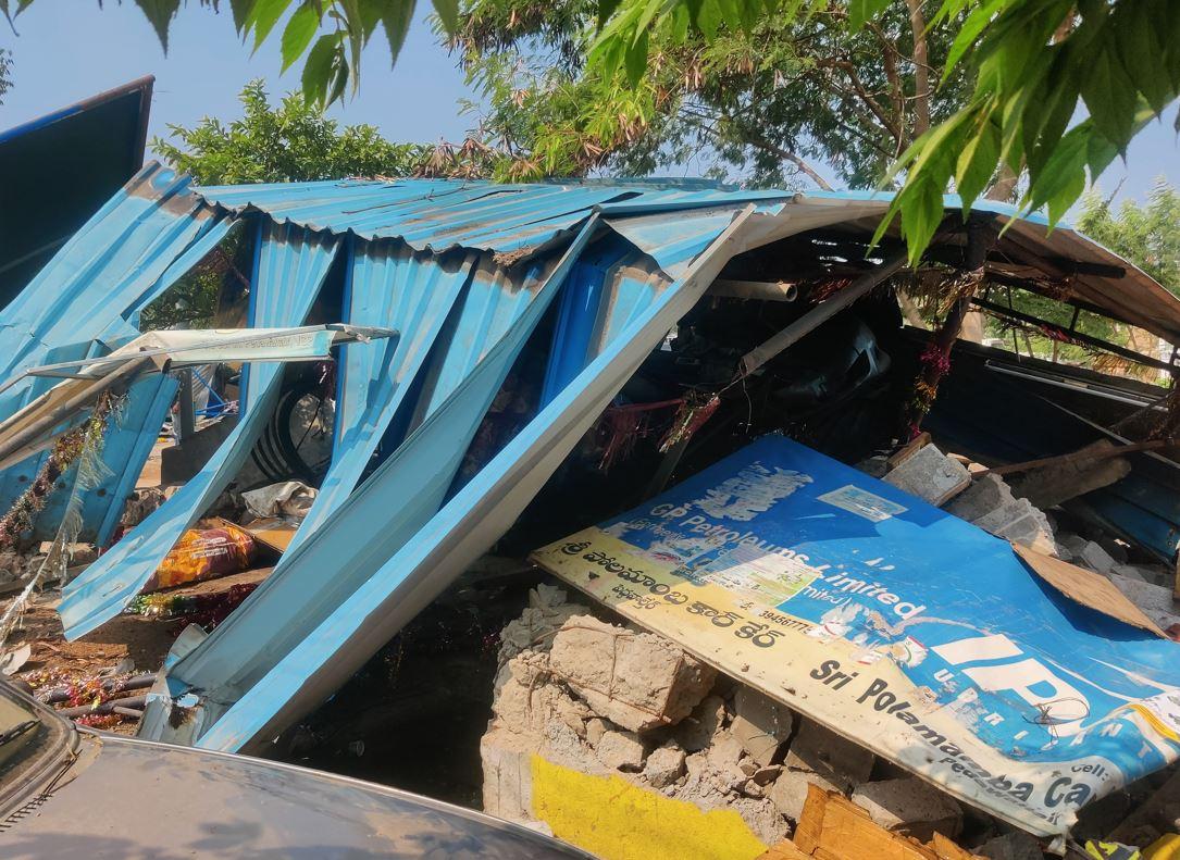 కూల్చేసిన దుకాణాలు