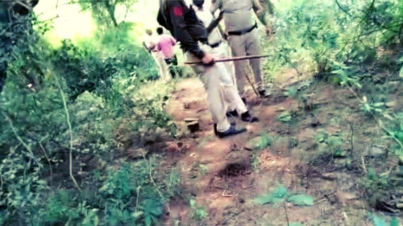 అటవీ ప్రాంతంలో పోలీసుల పరిశోధన