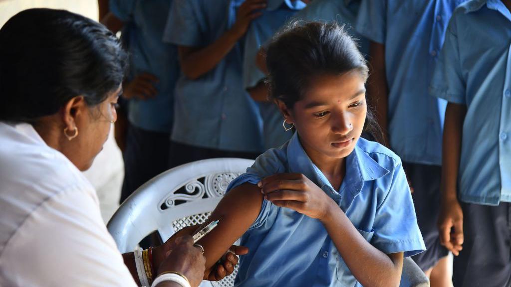 విద్యార్ధినికి తట్టు వ్యాధి టీకా వేస్తున్న హెల్త్ వర్కర్ (ఫైల్ ఫొటో)