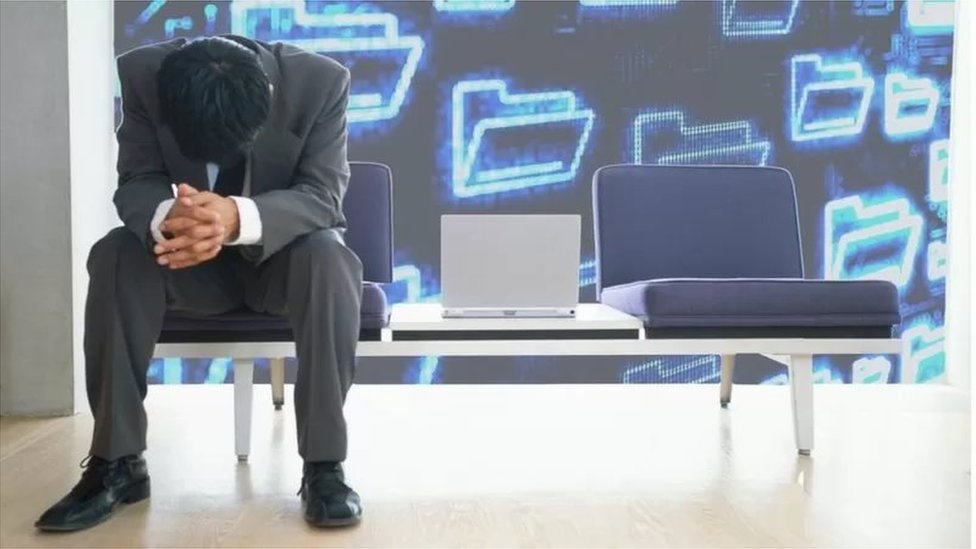 ఆందోళనలో ఉన్న యువకుడు ఆందోళనలో ఉన్న యువకుడు