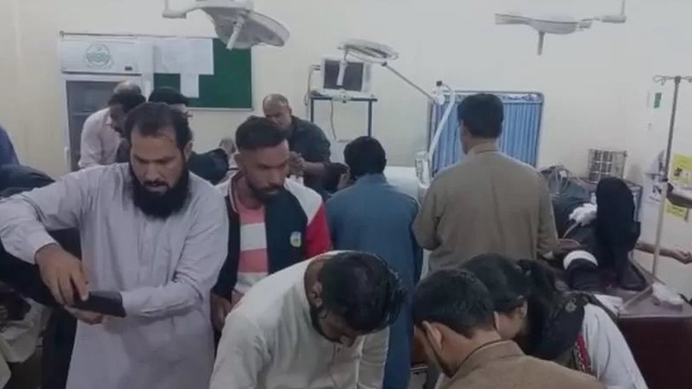 ఆసుపత్రిలో పీటీఐ కార్యకర్తలు ఆసుపత్రిలో పీటీఐ కార్యకర్తలు