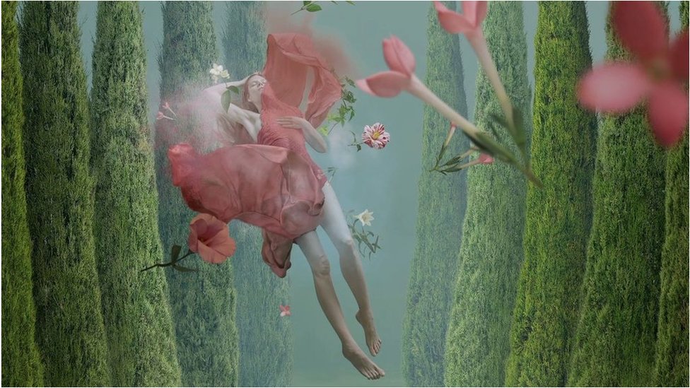 నిద్రపోతున్న, కలలు కంటున్న యువతి