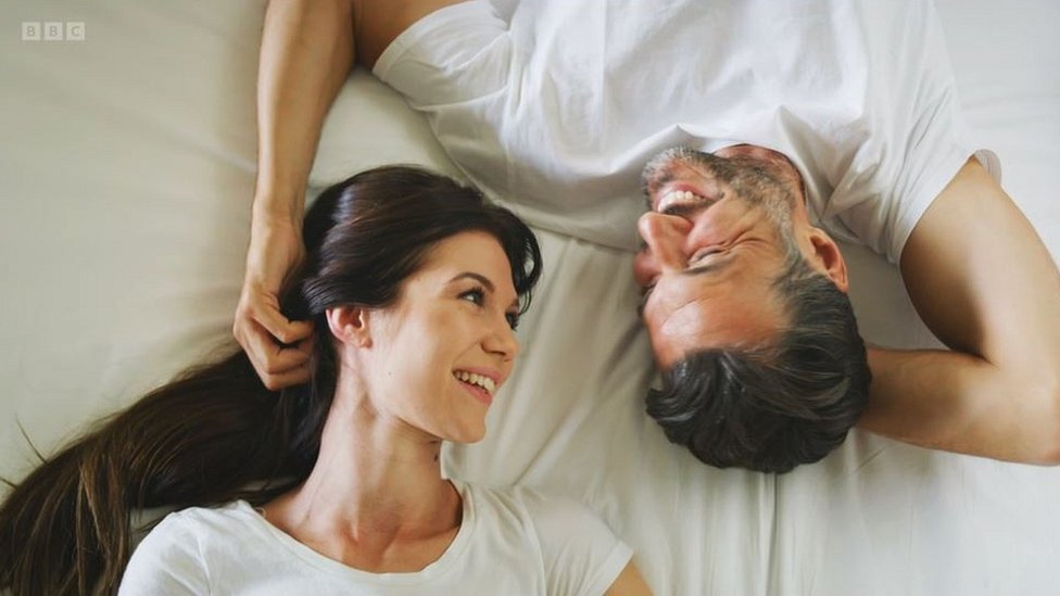 మంచంపై భార్య, భర్తలు