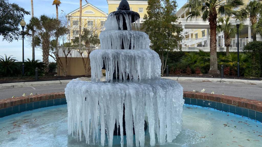 సౌత్ కరోలినా స్టేట్‌లో గడ్డకట్టుకుపోయిన ఓ ఫౌంటెయిన్