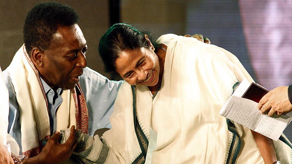 2015లో కోల్‌కతా వచ్చినప్పుడు ముఖ్యమంత్రి మమతా బెనర్జీతో పీలే (ఎడమ)