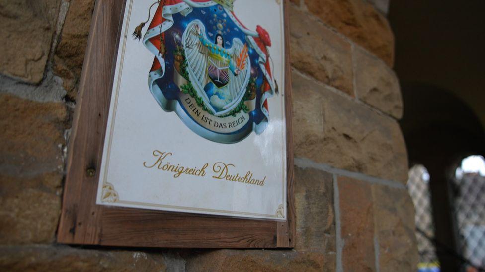 కొనికైష్ డాయిష్‌లాండ్ రాజ్యం గుర్తు