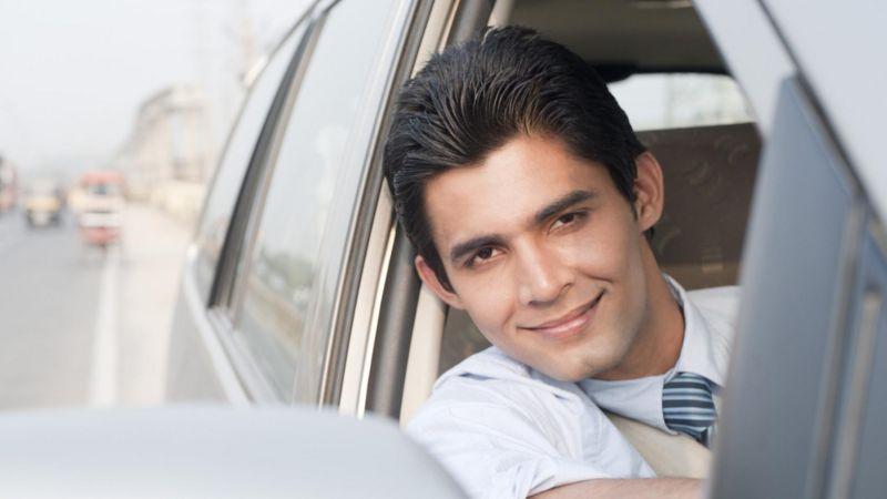 డ్రైవింగ్ సీట్లో వ్యక్తి