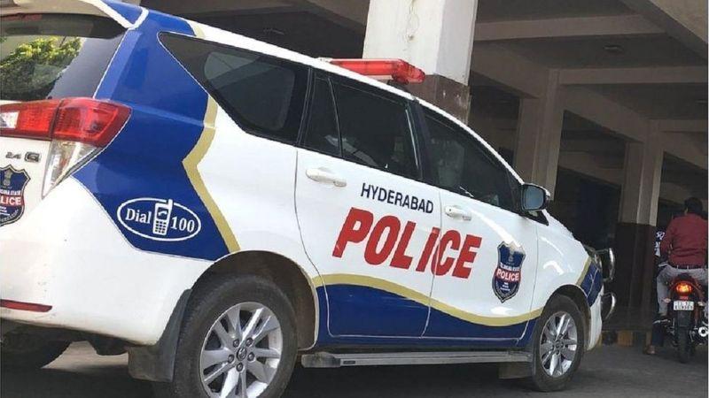 హైదరాబాద్ పోలీసుల వాహనం