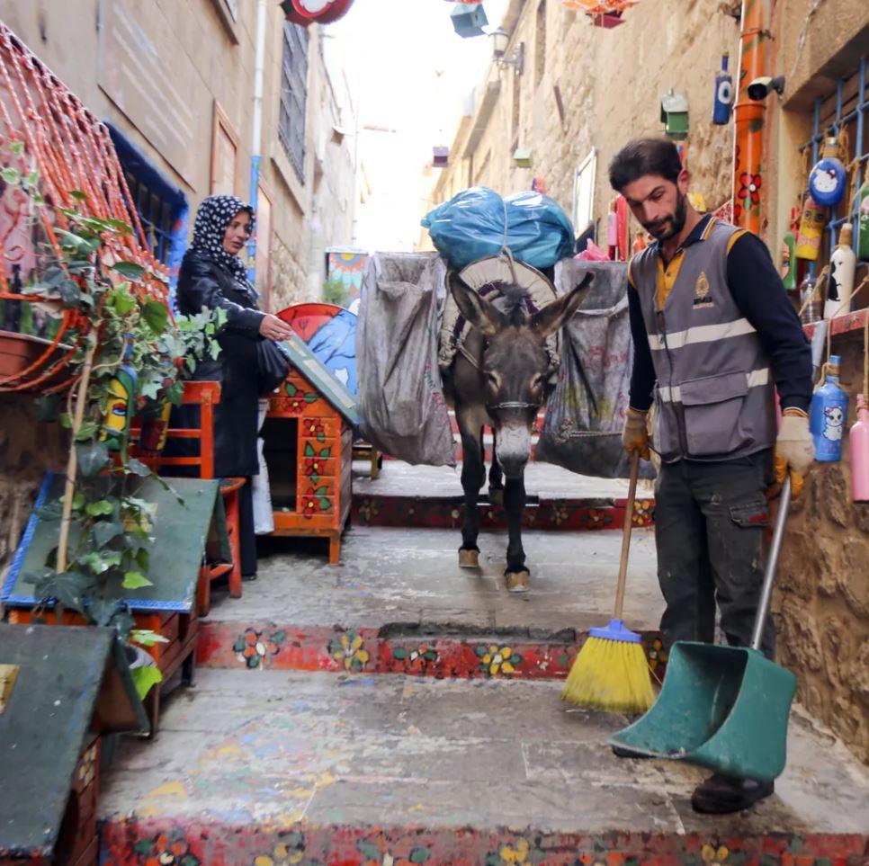 తుర్కియేలో వీధులు శుభ్రం చేసినప్పుడు ఆ చెత్తను గాడిదలపై తరలిస్తుంటారు.