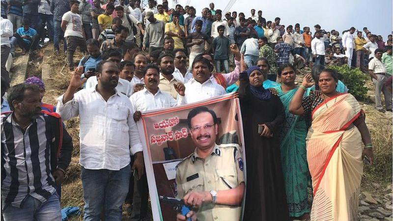 నిందితుల ఎన్‌కౌంటర్ తరువాత సజ్జనార్ ఫ్లెక్సీతో ప్రజలు