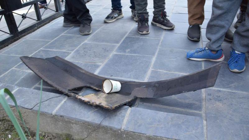 కమల గురుంగ్ ఇంట్లో పడిన విమాన శకలాలు కమల గురుంగ్ ఇంట్లో పడిన విమాన శకలాలు