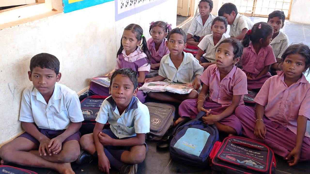 గుర్రాలపై చిన్నారులు