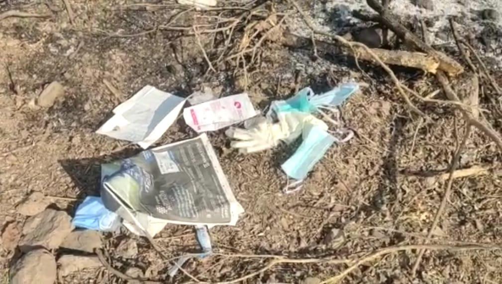 ఘటన ప్రదేశంలో గ్లౌజులు