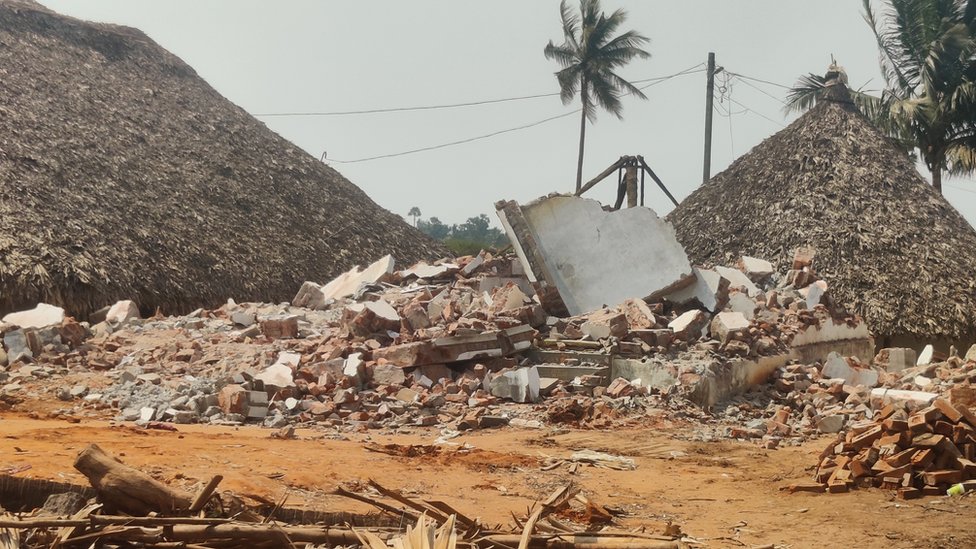 కూలగోట్టిన ఇళ్లు