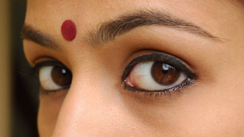 మహిళ కళ్లు