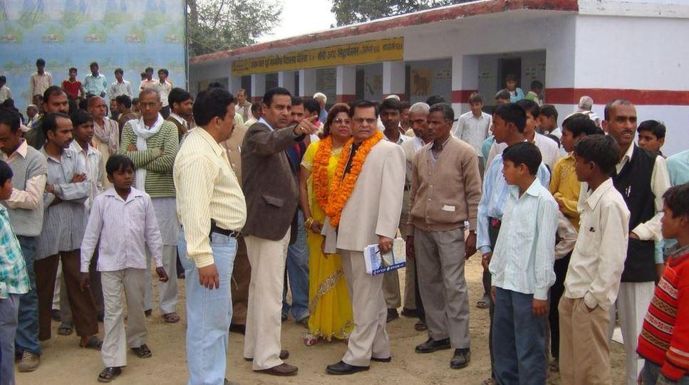 పూర్వీకులు కట్టించిన స్కూలుకు వచ్చిన బల్లీ, లీలా మహరాజ్ పూర్వీకులు కట్టించిన స్కూలుకు వచ్చిన బల్లీ, లీలా మహరాజ్