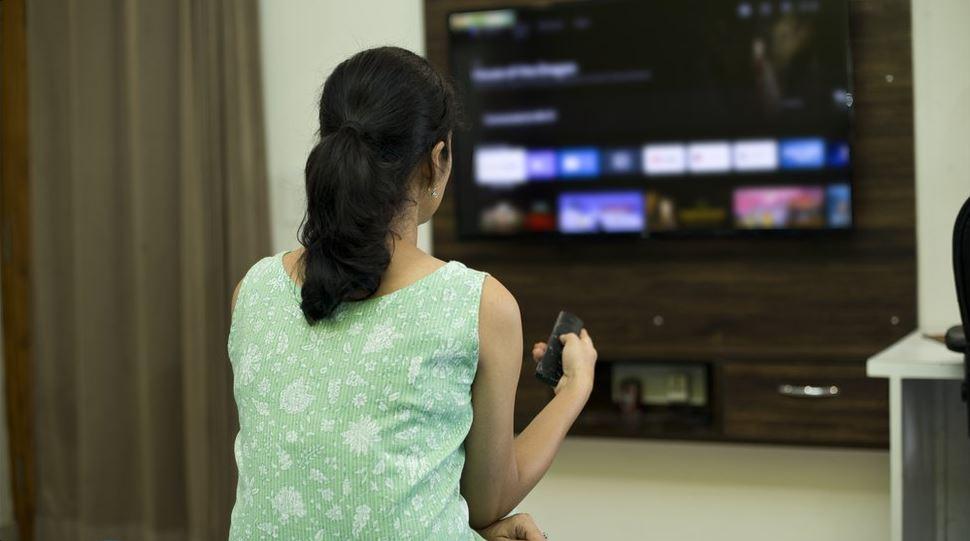 టీవీ చూస్తోన్న మహిళ