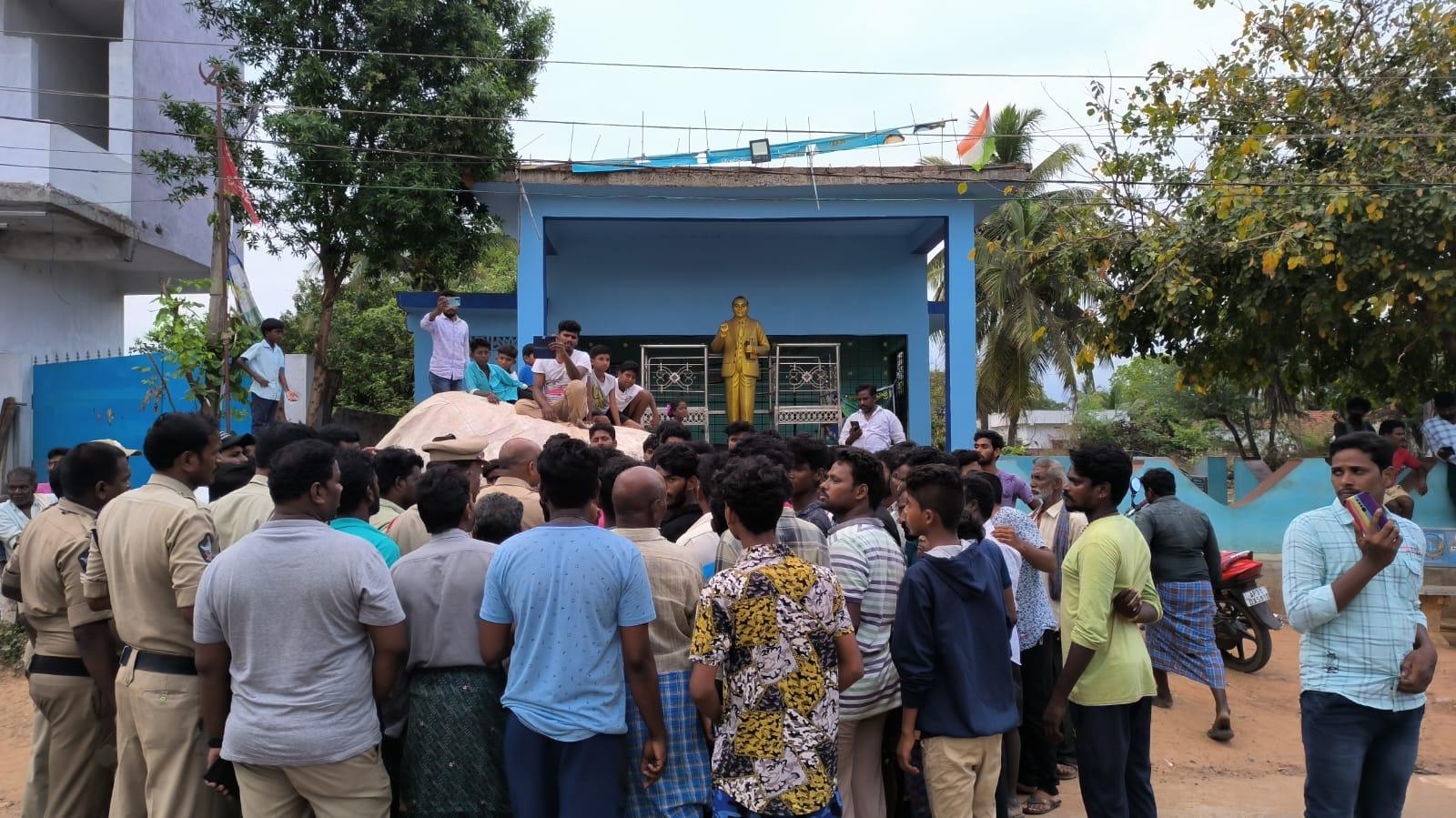 పోలీసులతో గ్రామస్తులు