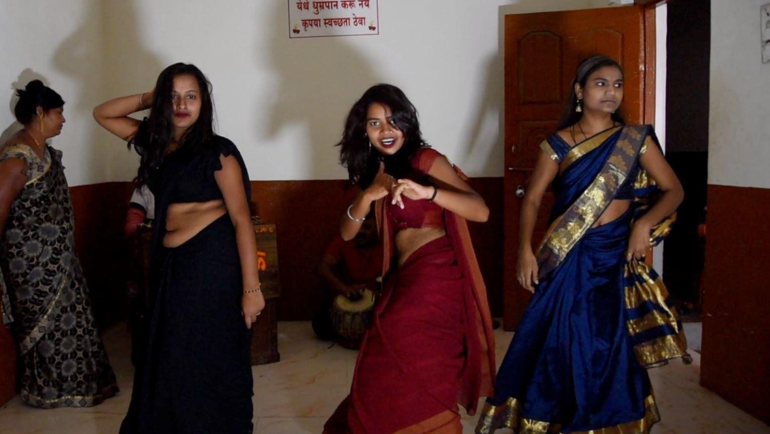 తక్కువ వయస్సు ఉన్న వారు డ్యాన్స్ చేస్తే ఎక్కువ డబ్బు వెదజల్లుతారు