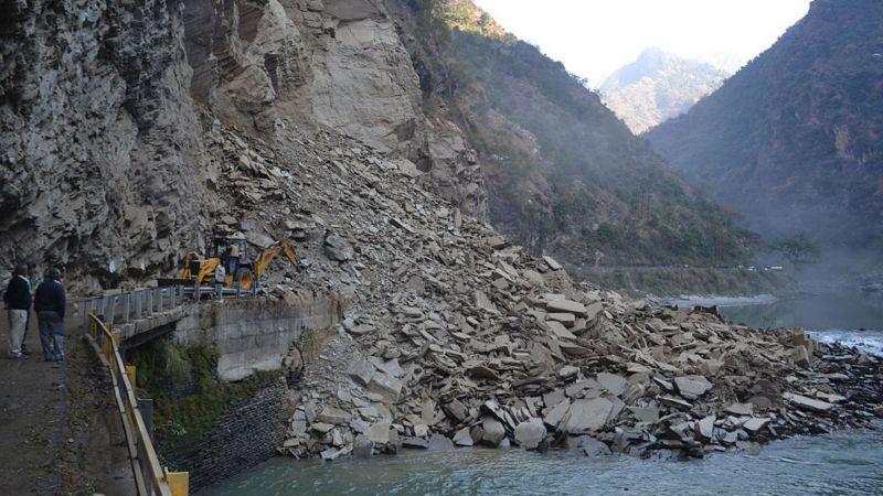 విరిగిపడిన కొండ చరియలు