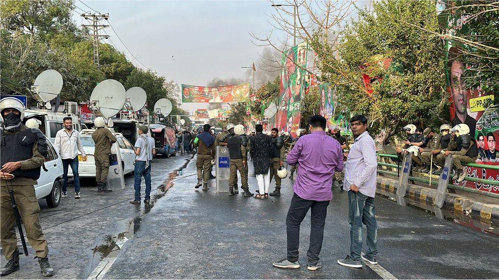 ఇమ్రాన్ ఖాన్ ఇంటివద్ద పరిస్థితి