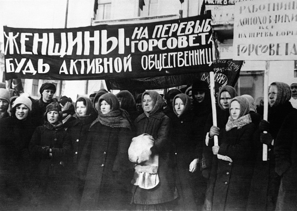 మహిళా దినోత్సవం సందర్భంగా మాస్కో నగరంలో బ్యానర్లు ప్రదర్శిస్తున్న మహిళలు