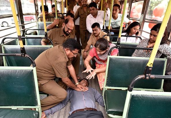 ముంబయిలో బస్సు సిబ్బందికి సీపీఆర్ ట్రైనింగ్ ఇస్తున్న డాక్టర్లు